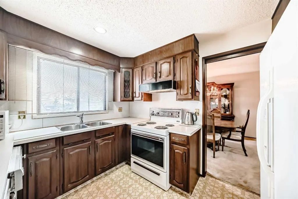 16 Edgeland Bay NW