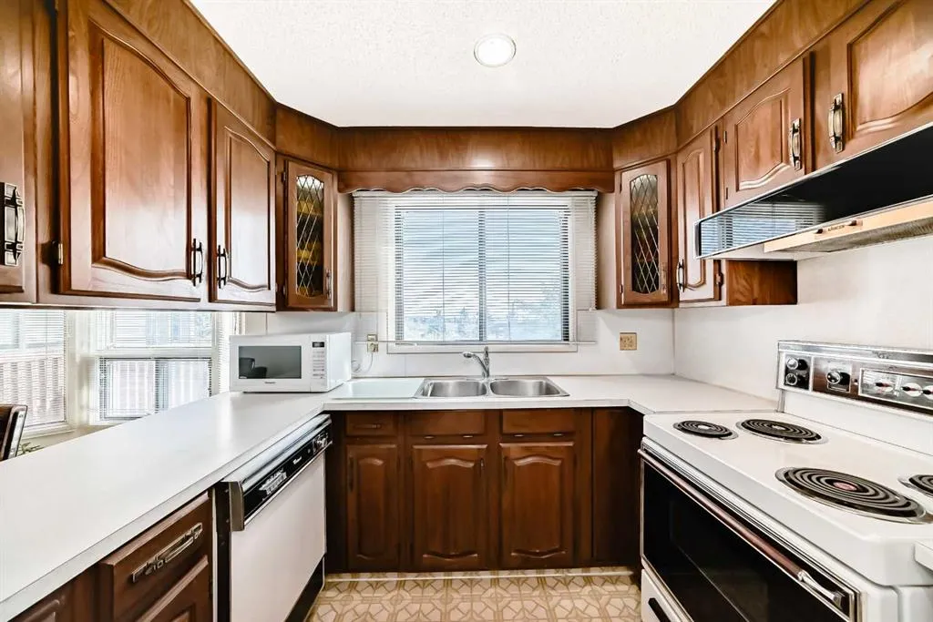 16 Edgeland Bay NW
