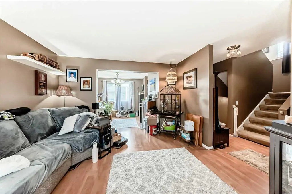 147 Castledale Way NE