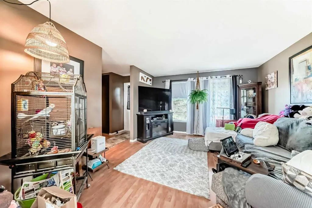 147 Castledale Way NE