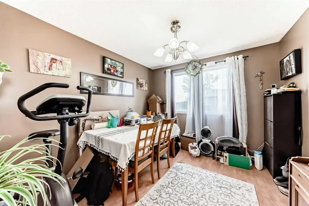 147 Castledale Way NE