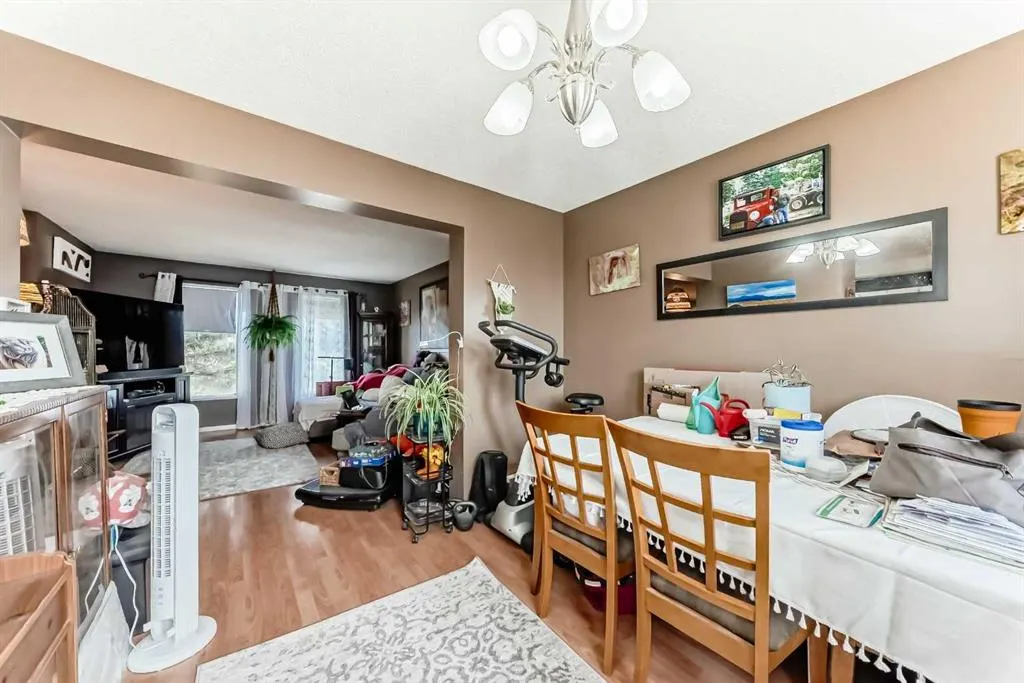 147 Castledale Way NE