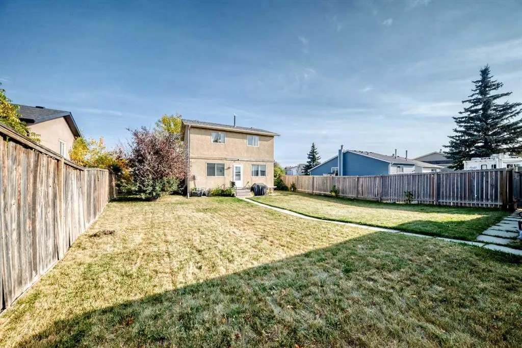 147 Castledale Way NE