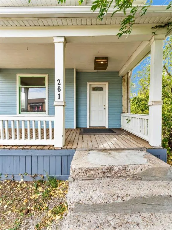 261 4 Street SW