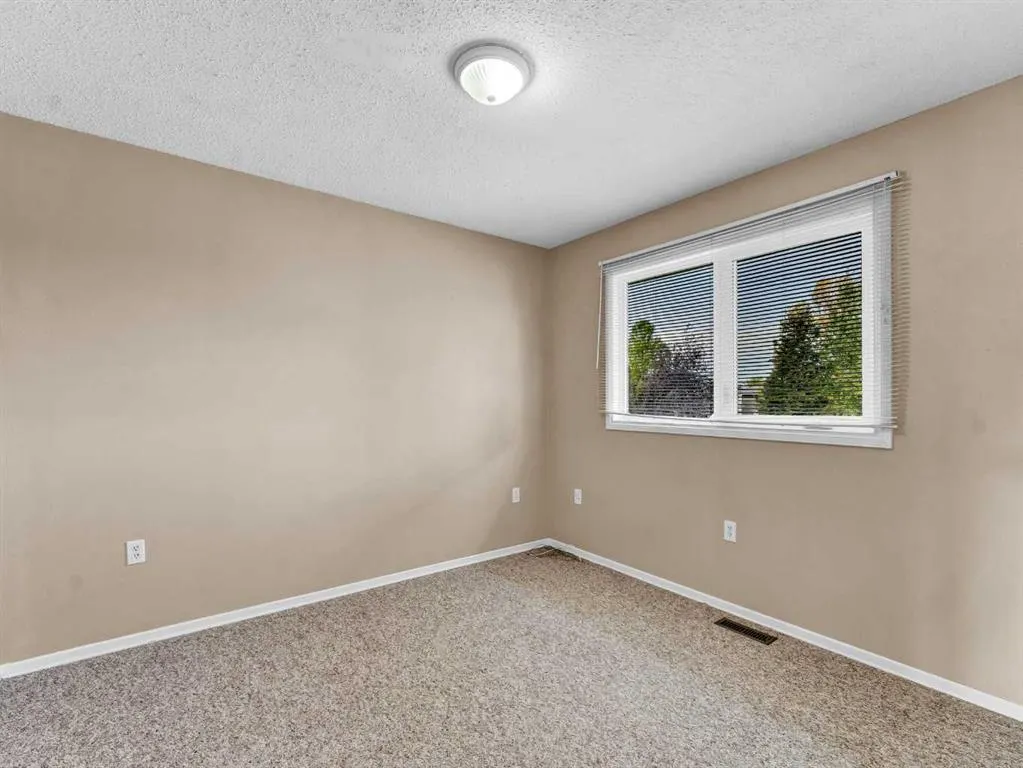 90 Simpson Crescent SE