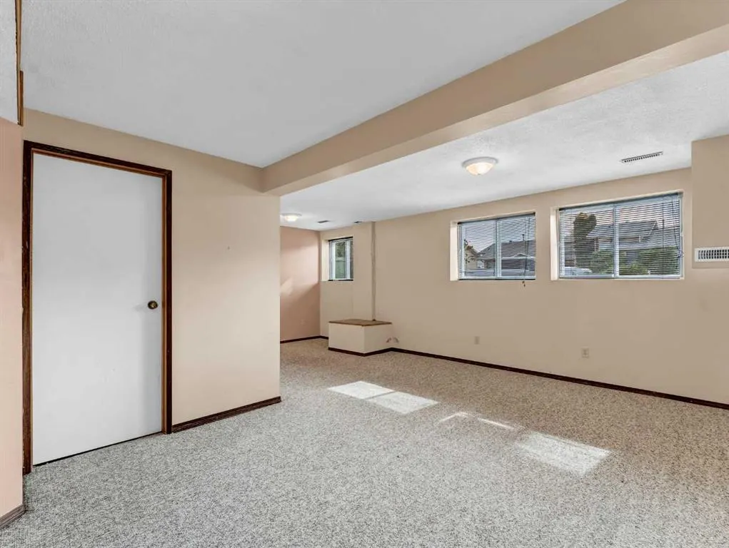 90 Simpson Crescent SE