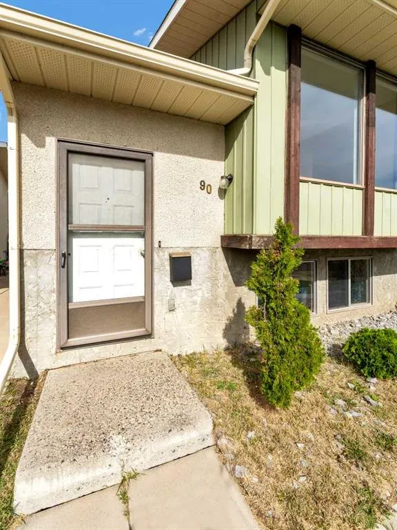 90 Simpson Crescent SE