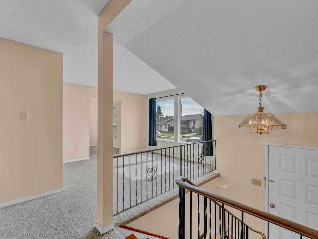 90 Simpson Crescent SE