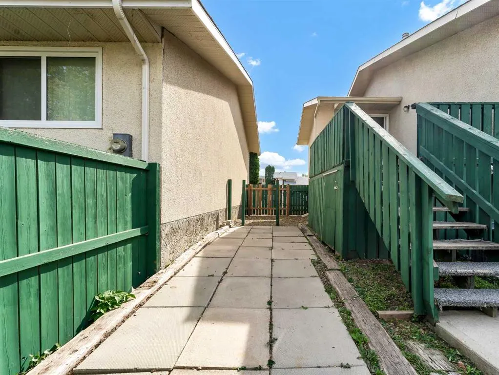 90 Simpson Crescent SE