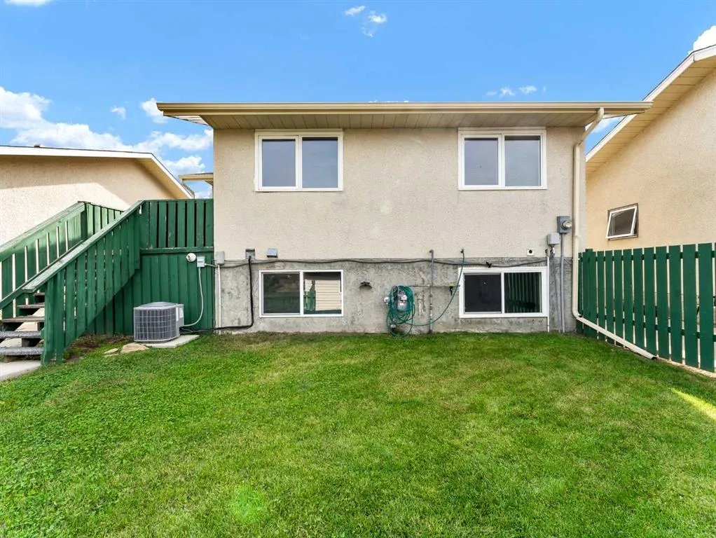 90 Simpson Crescent SE