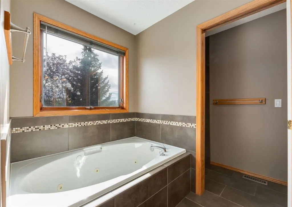 64 Hidden Ridge Close NW