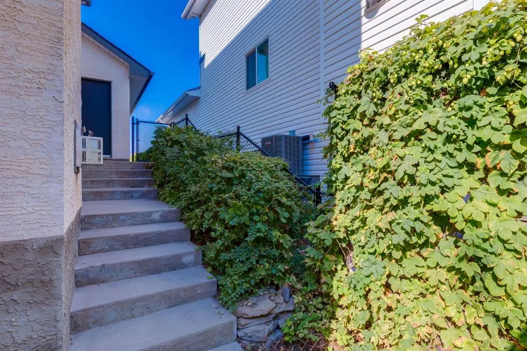 64 Hidden Ridge Close NW