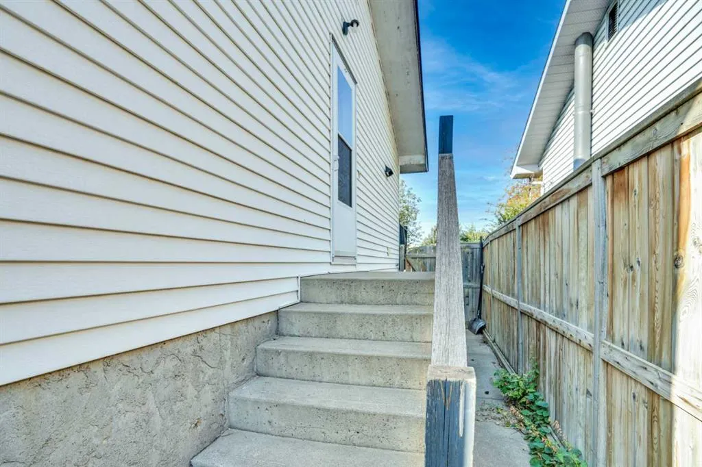 4764 Rundlewood Drive NE