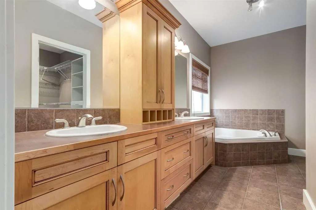 230 Discovery Ridge Boulevard SW