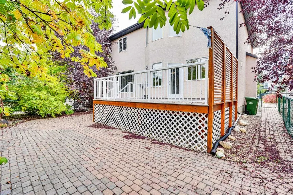 38 Strathridge Crescent SW