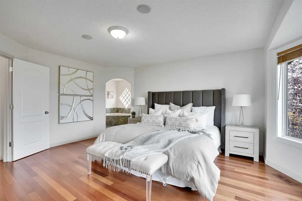 38 Strathridge Crescent SW