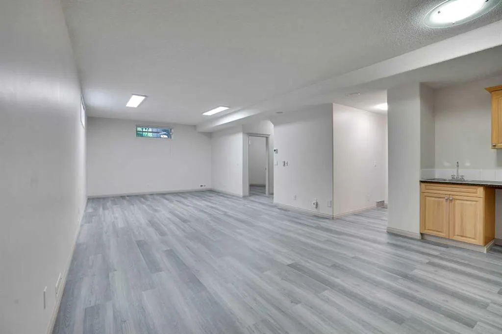 38 Strathridge Crescent SW