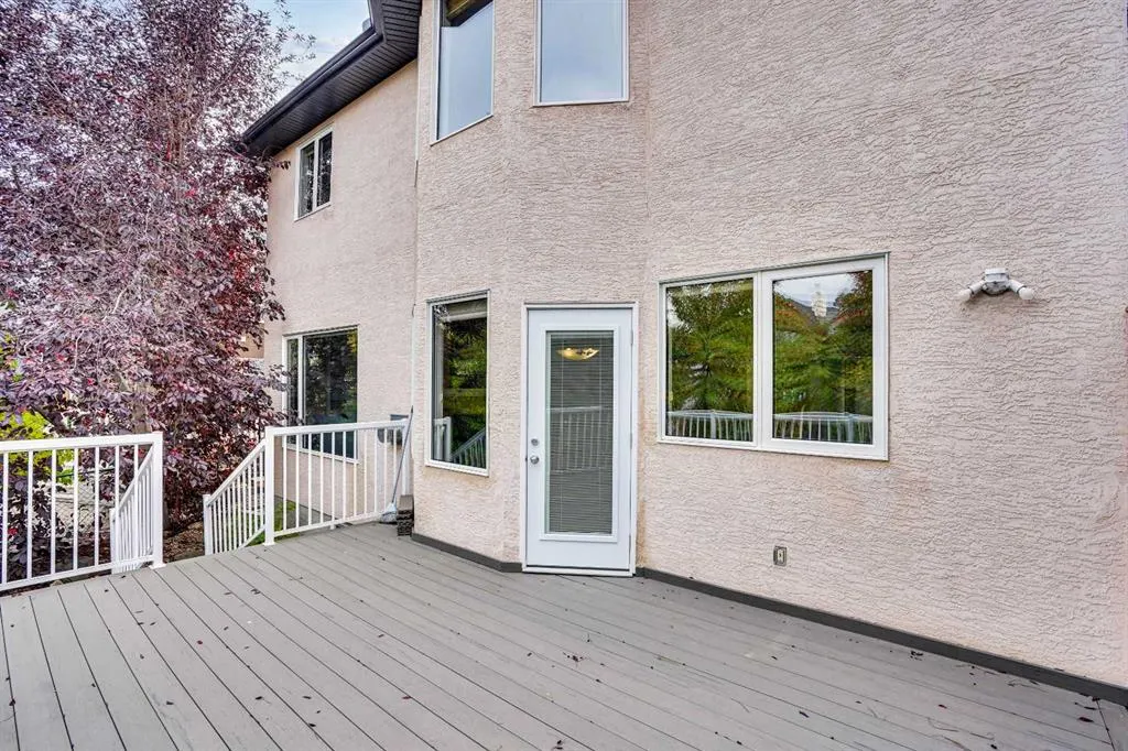 38 Strathridge Crescent SW