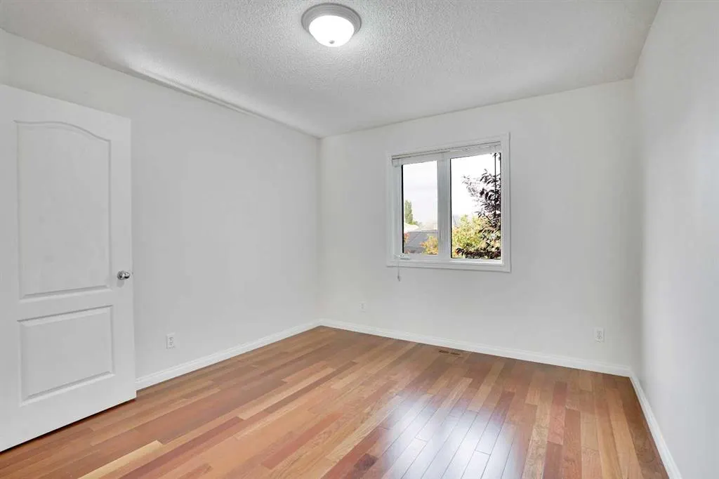 38 Strathridge Crescent SW