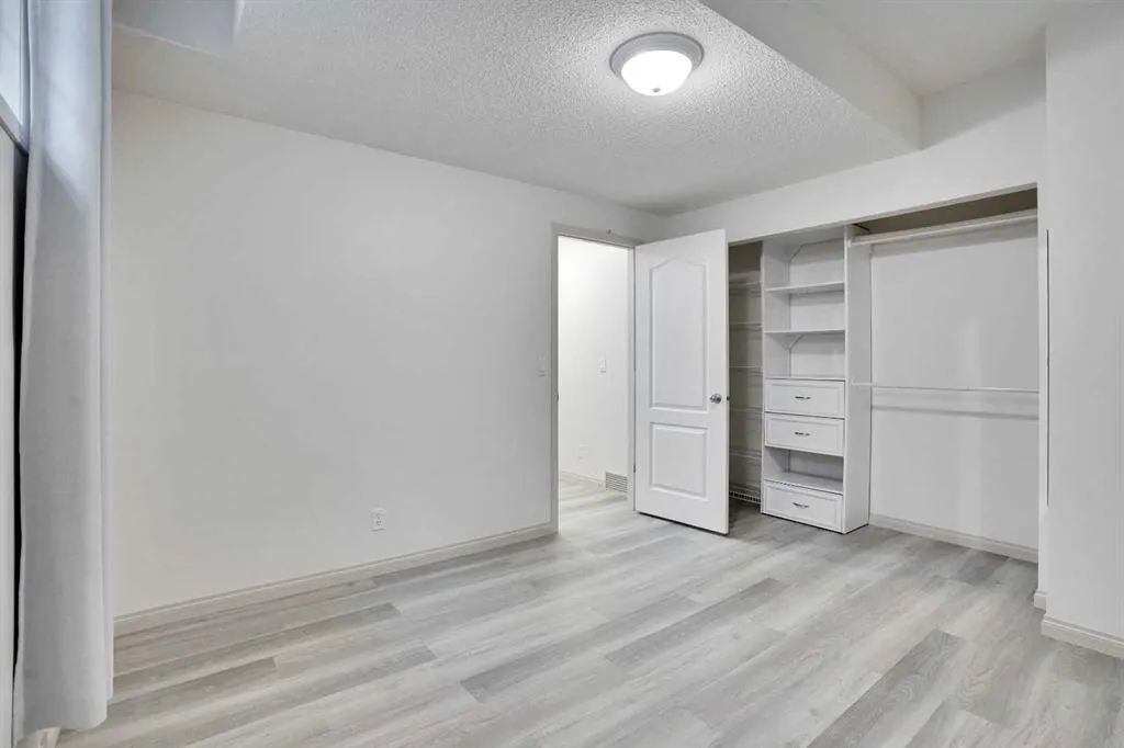 38 Strathridge Crescent SW