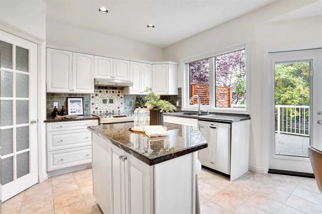 38 Strathridge Crescent SW
