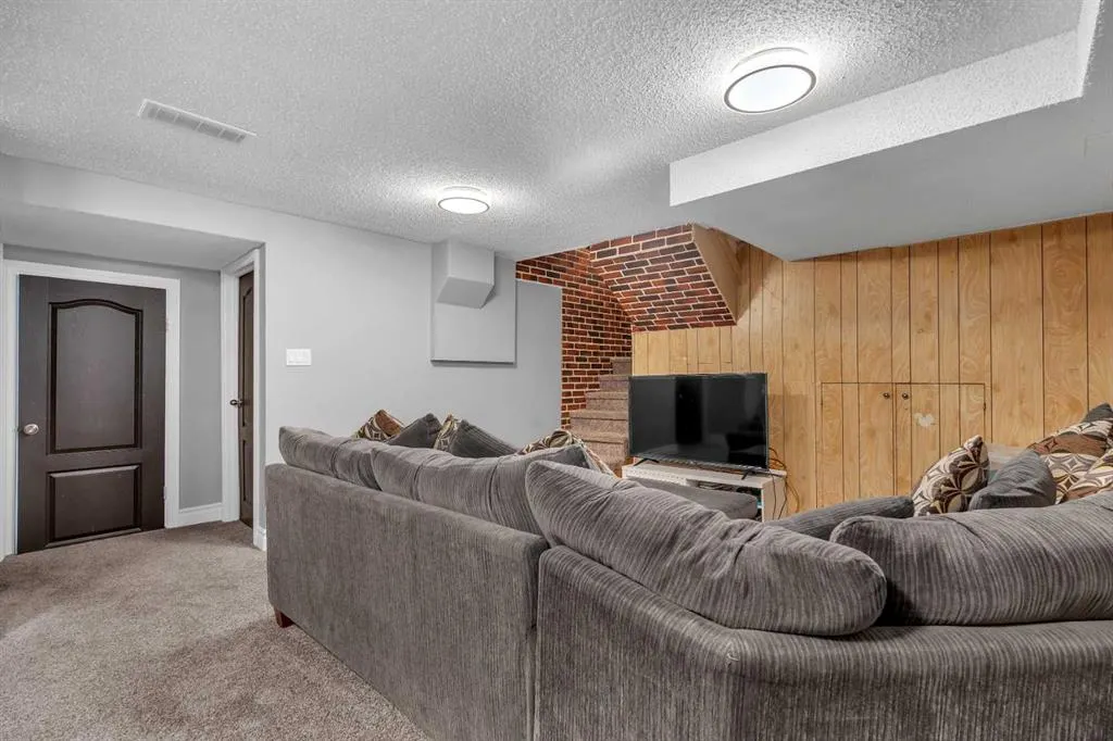 351 Templevale Place NE
