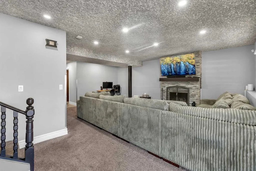 351 Templevale Place NE