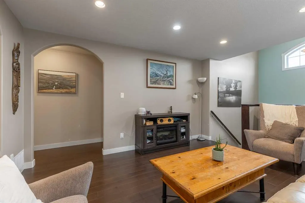 222 Firelight Crescent W