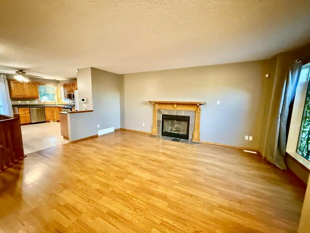 1121 18A Street Crescent