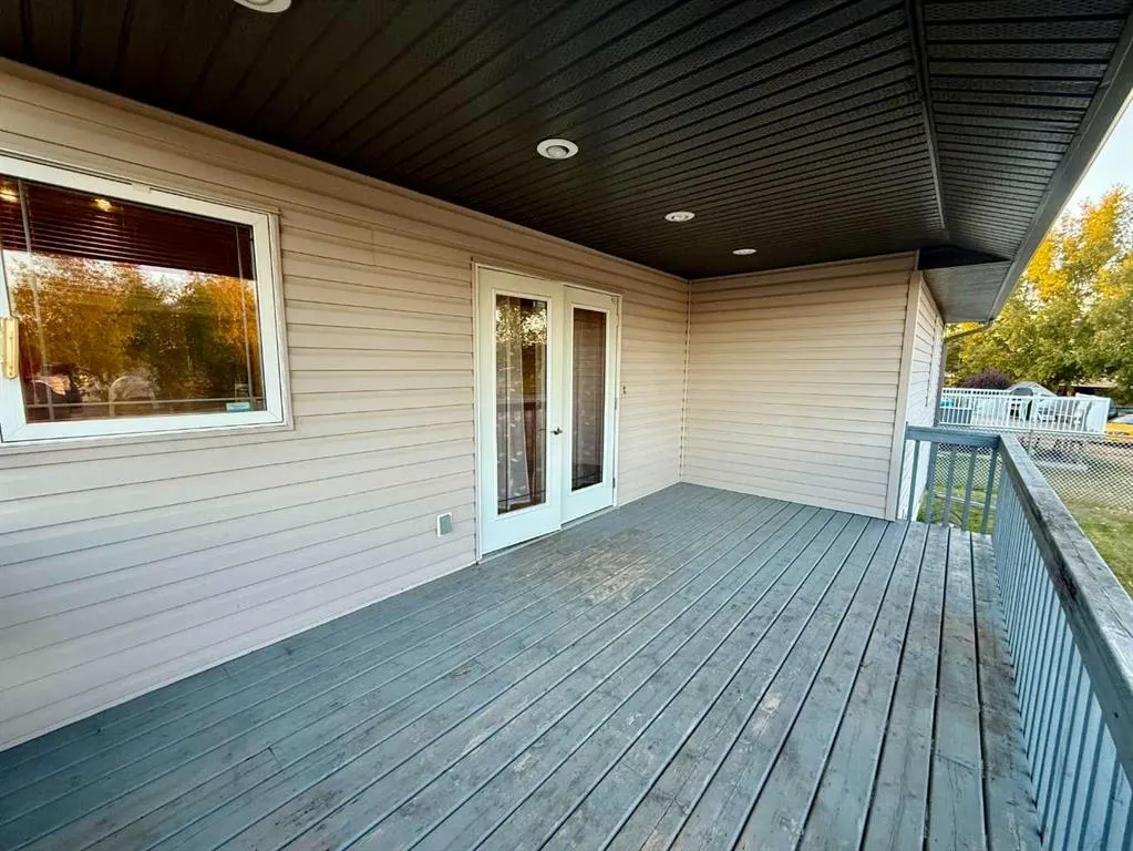 1121 18A Street Crescent