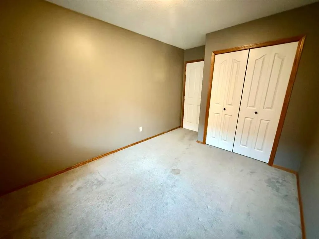 1121 18A Street Crescent