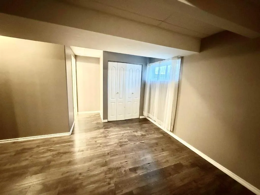 1121 18A Street Crescent