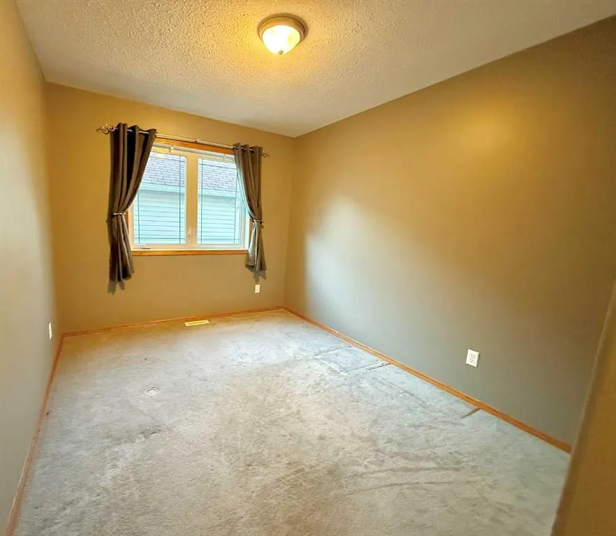1121 18A Street Crescent