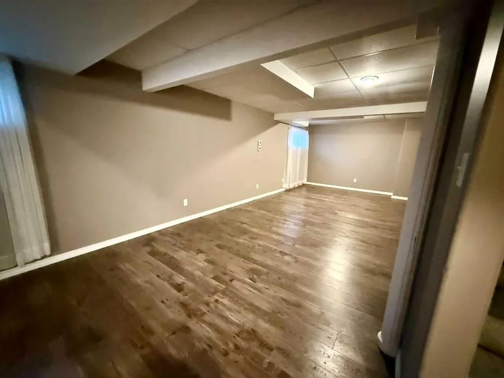 1121 18A Street Crescent