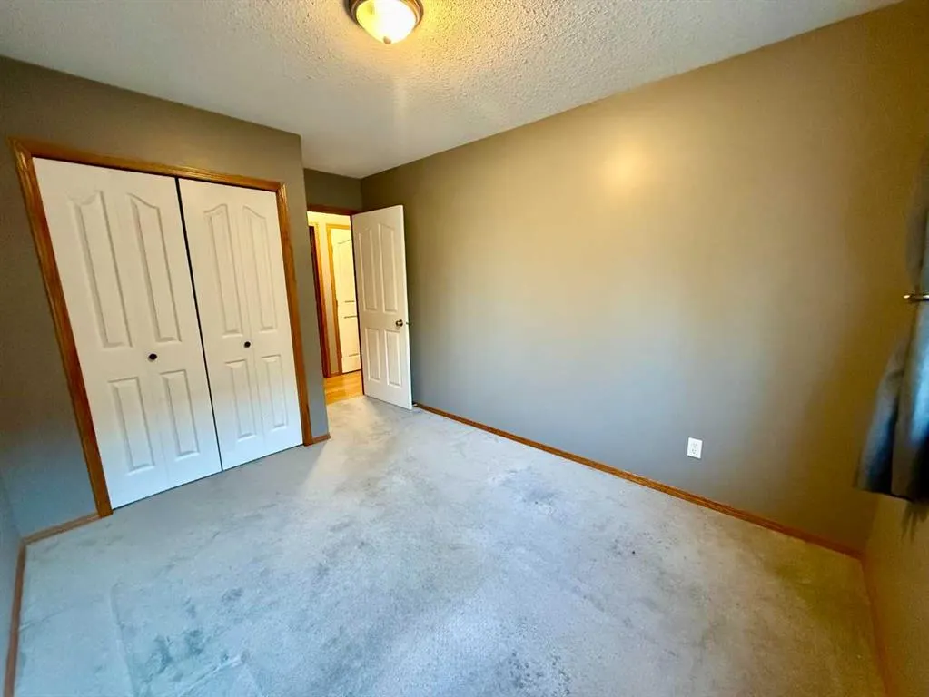 1121 18A Street Crescent