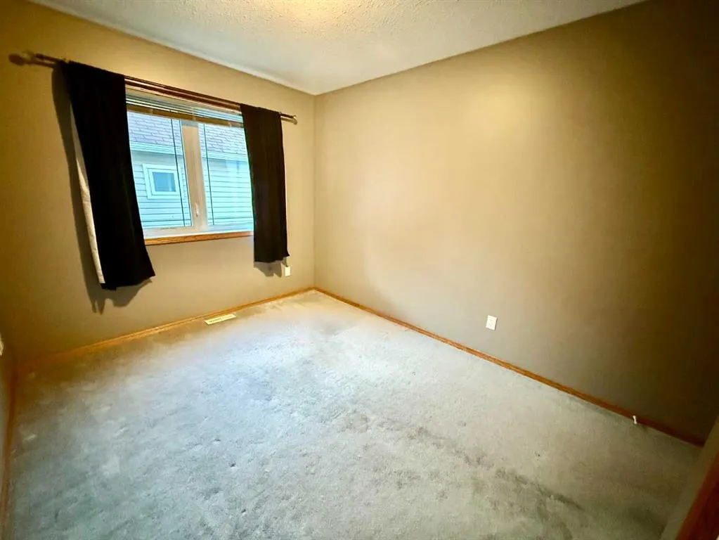 1121 18A Street Crescent