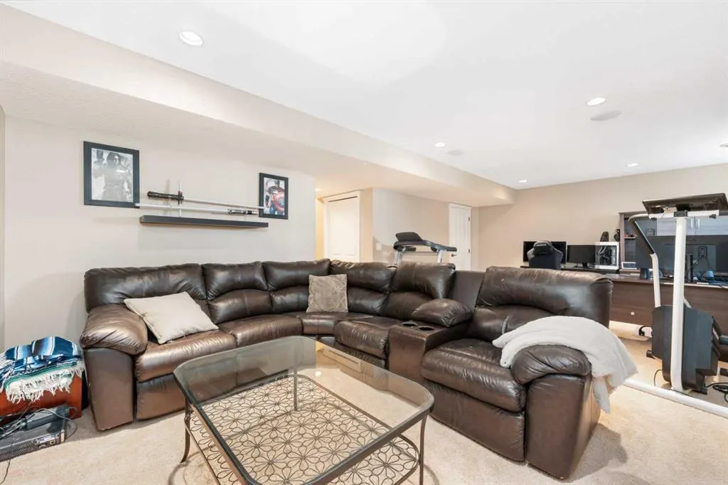 81 Tuscany Ravine Crescent NW