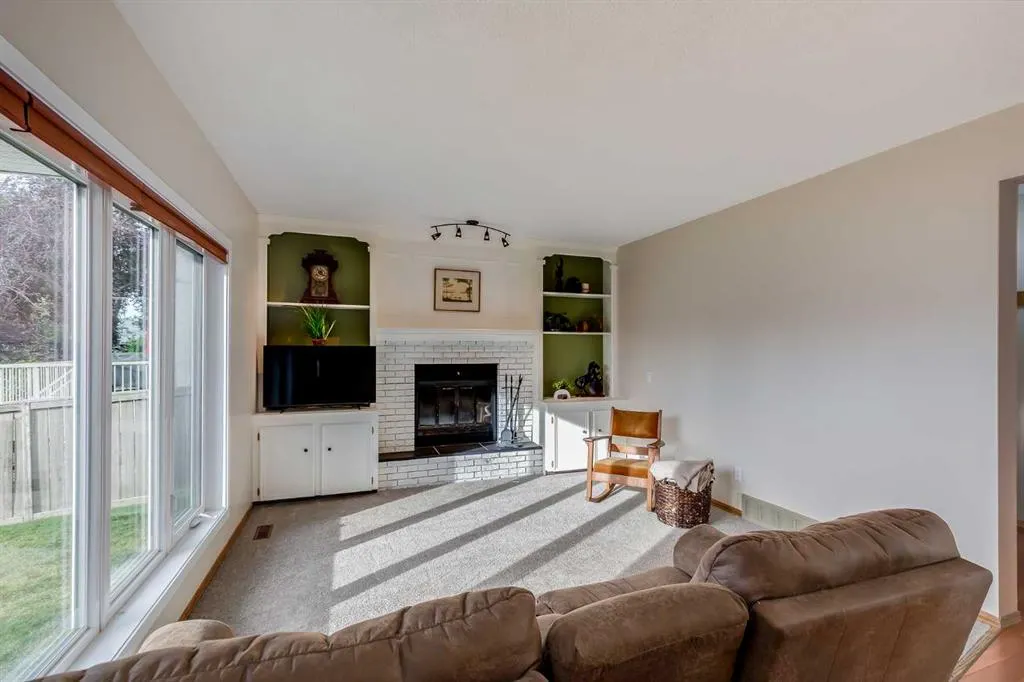 347 Hawkcliff Way NW