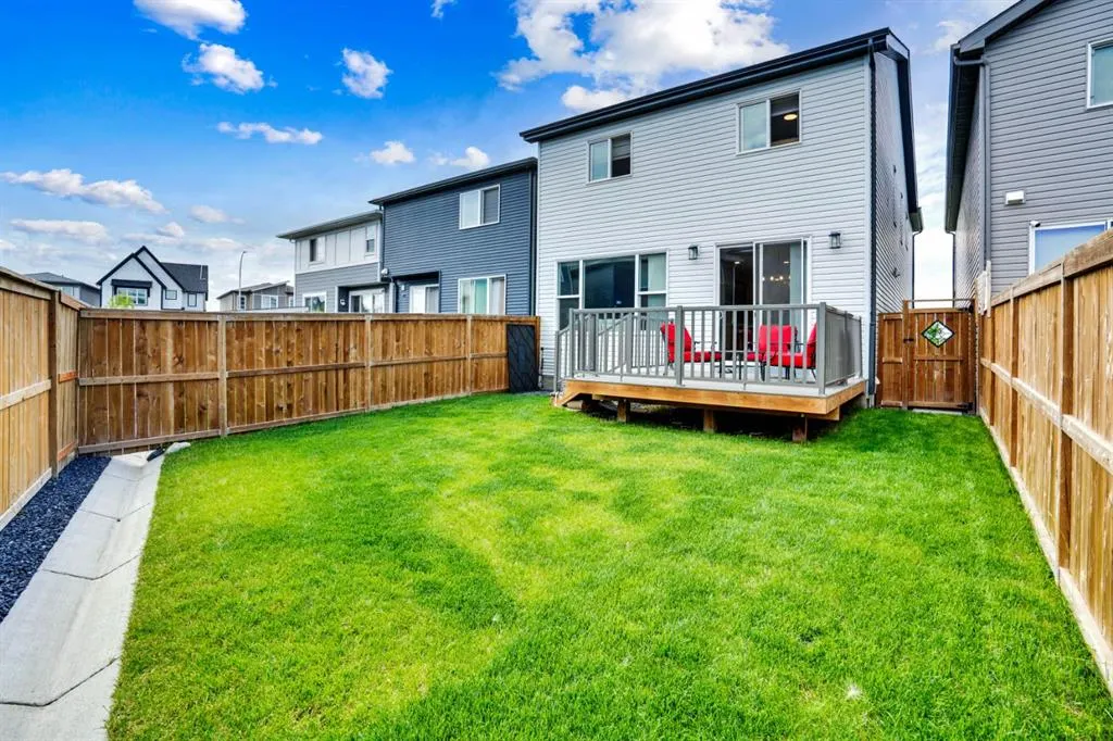 353 Walcrest View SE