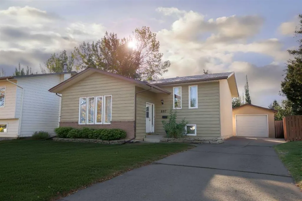 897 Red Crow Boulevard W