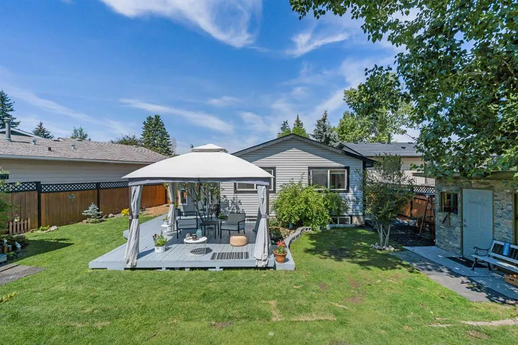 136 Ranchview Court NW