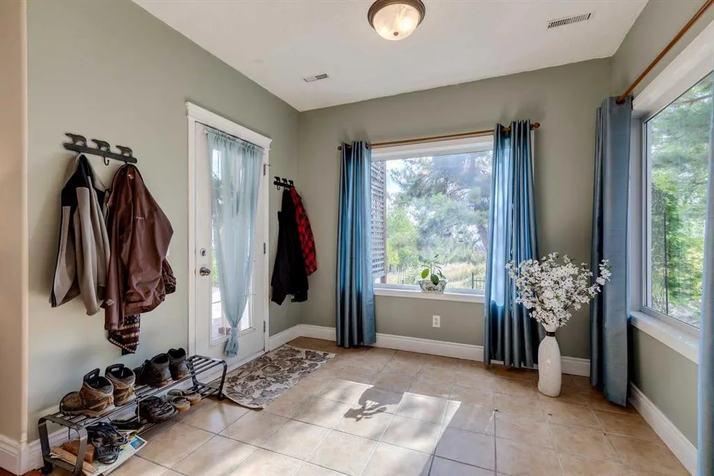 40 Springbank Bay SW