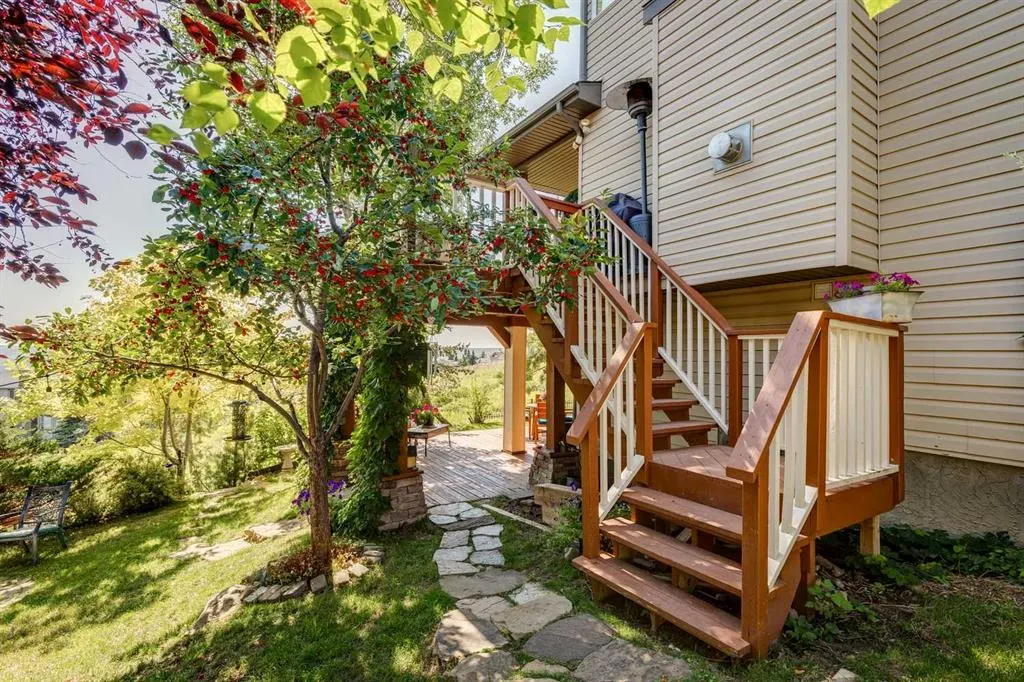 40 Springbank Bay SW