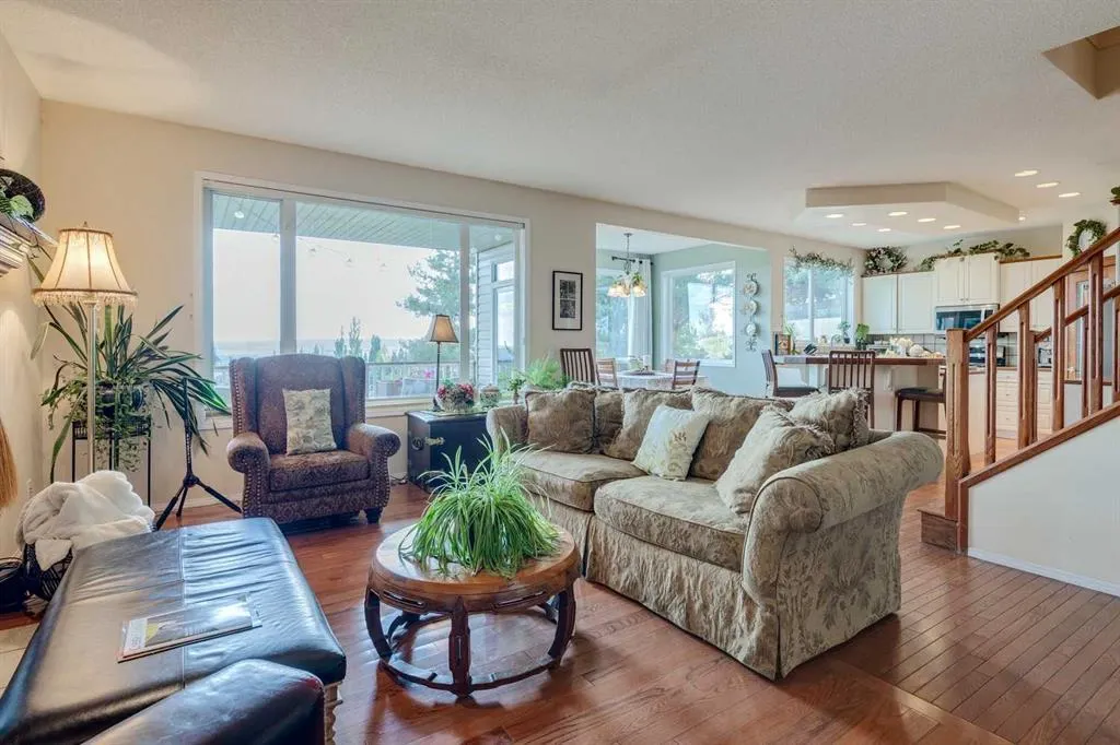 40 Springbank Bay SW