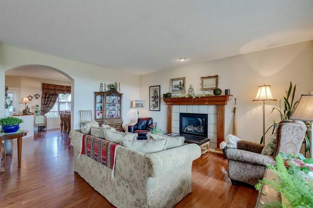 40 Springbank Bay SW