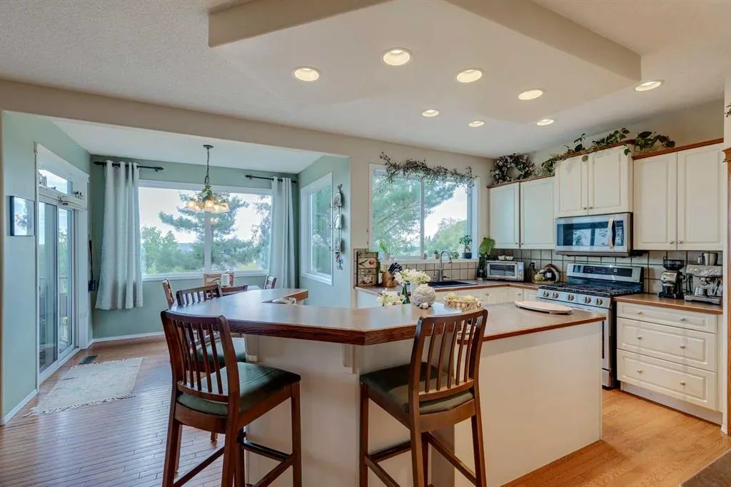 40 Springbank Bay SW