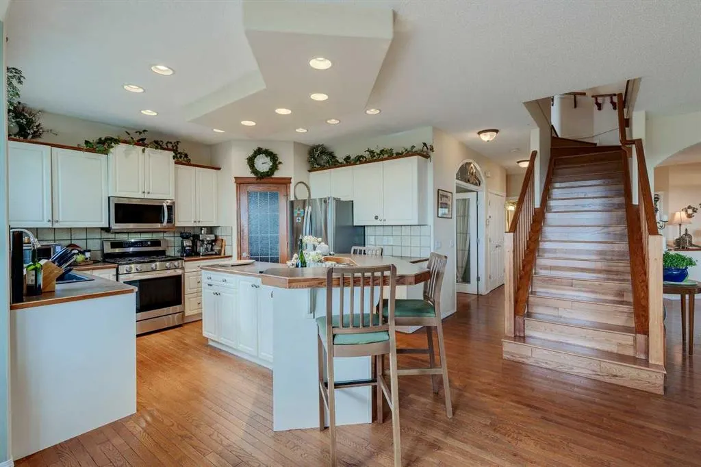 40 Springbank Bay SW