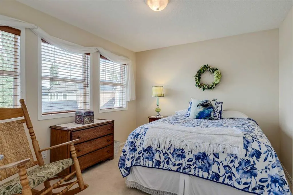 40 Springbank Bay SW
