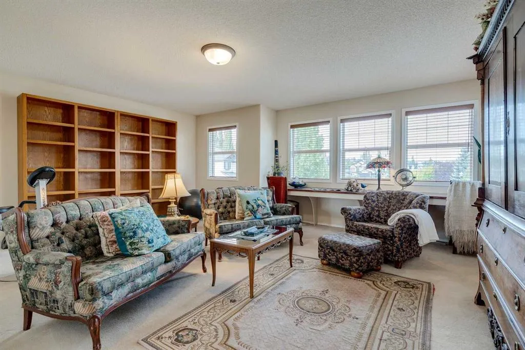 40 Springbank Bay SW