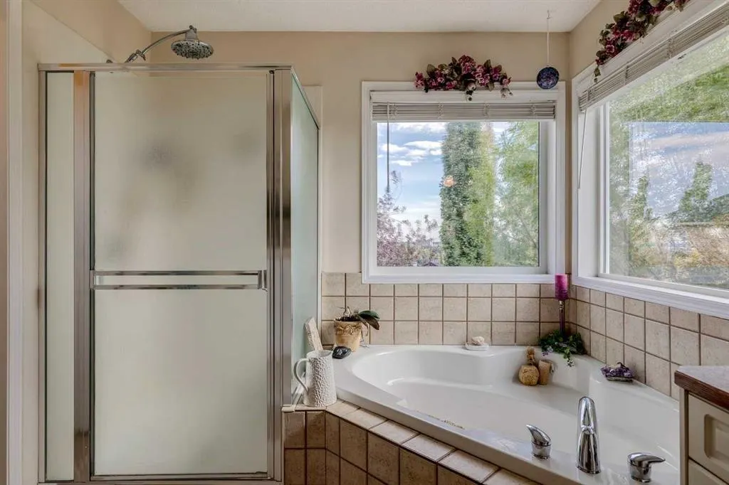 40 Springbank Bay SW